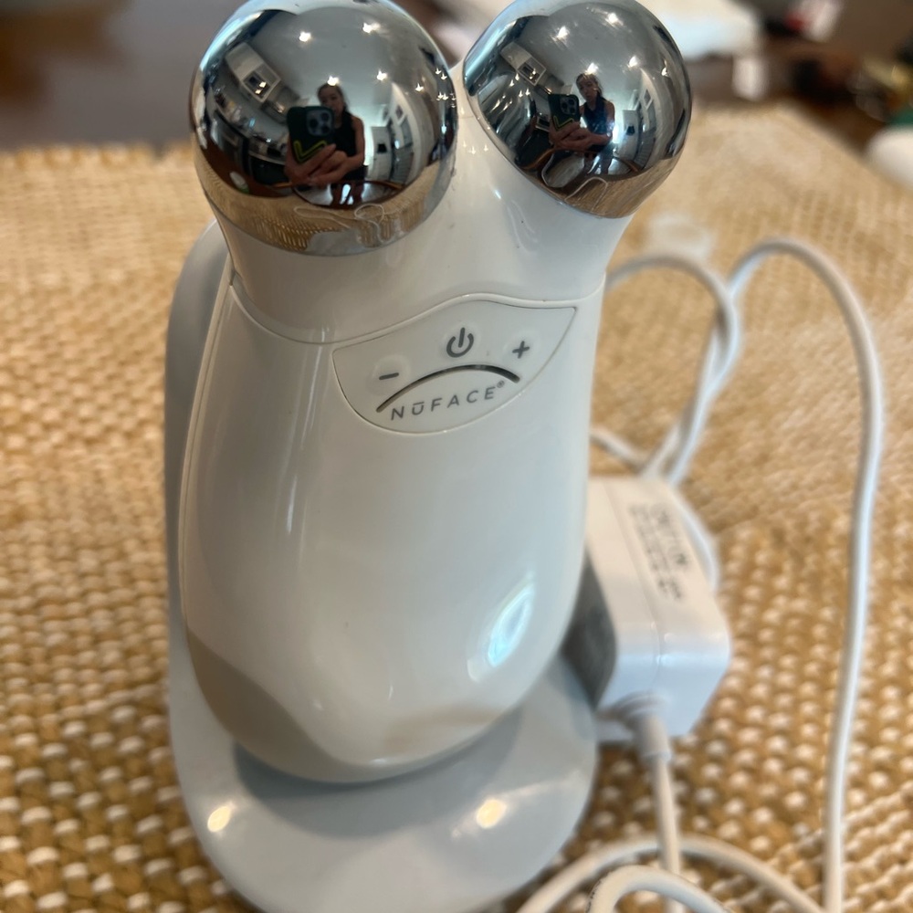 NUFACE TRINITY FACIAL TONING DEVICE (PRO) - Picture 1 of 2